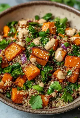 Gerösteter Süßkartoffel-Quinoa-Salat mit Sesam-Miso-Sauce