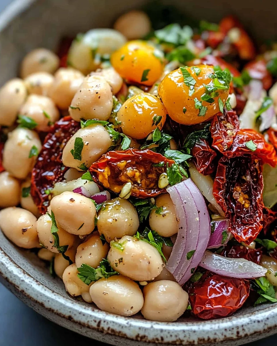 Marinierter getrockneter Tomaten-Bohnen-Salat
