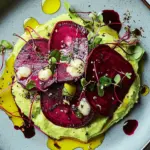 Rote Bete Carpaccio auf Avocadocreme