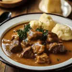 Butterzartes Rahmgulasch mit Serviettenkn&ouml;del