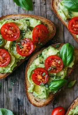 Geröstetes Brot mit Avocadobutter und Tomatensalat