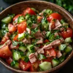 Schneller Thunfischsalat mit Gurke und Tomate